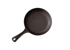 TIGAIE DIN FONTA CU MANER, DIAMETRU 26 cm